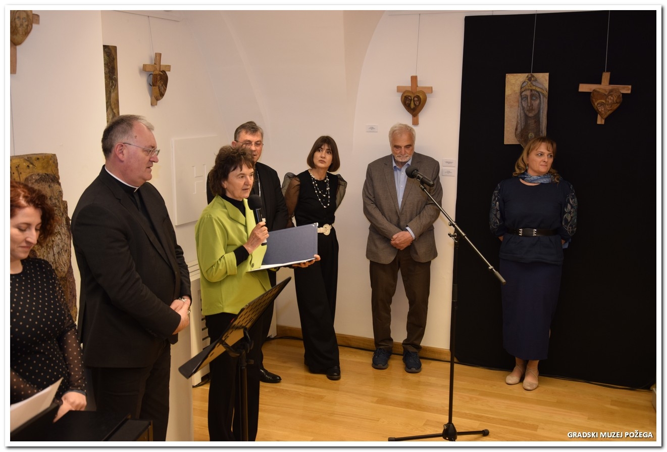 Neugasivo svjetlo u drvetu: U Požegi svečano otvorena izložba Karin Grenc „Putem križa; Hrvatski sveci i blaženici“