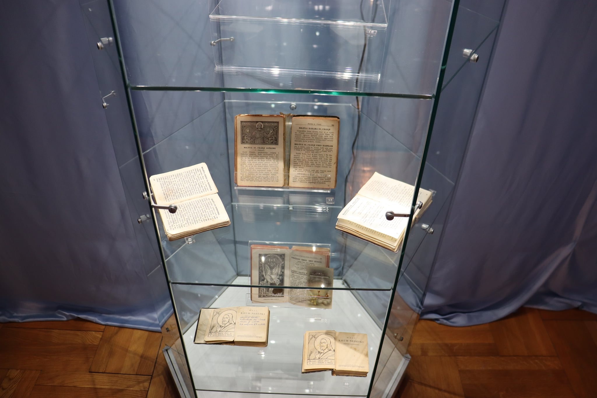 Produžuje se gostovanje izložbe "Kruh nebeski - molitvenici iz fundusa Gradskog muzeja Požega" u Muzeju grada Pakraca